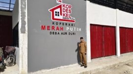 Azhar Hamzah meninjau pembangunan Koperasi Merah Putih yang telah mencapai 82 persen.(foto Humas)