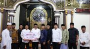 Wako Alfin menyerahkan bantuan Rp10 juta untuk Masjid Baiturrahim saat Safari Ramadan di Hamparan Rawang, Sungai Penuh.