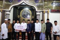 Wako Alfin serahkan bantuan Rp10 juta untuk Masjid Baiturrahim saat Safari Ramadan di Hamparan Rawang. (foto Humas pemkot)