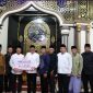 Wako Alfin serahkan bantuan Rp10 juta untuk Masjid Baiturrahim saat Safari Ramadan di Hamparan Rawang. (foto Humas pemkot)
