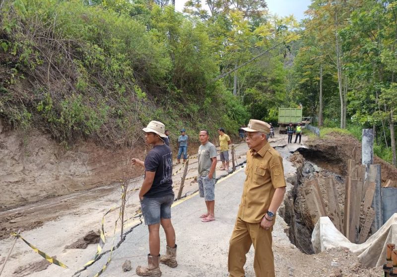 Wakil Walikota Sungai Penuh, Azhar Hamzah, meninjau lokasi perbaikan jalan pasca longsor di KM 4 Puncak, Selasa (10/3)
