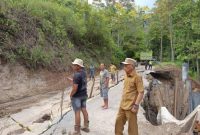 Wakil Walikota Sungai Penuh, Azhar Hamzah, meninjau lokasi perbaikan jalan pasca longsor di KM 4 Puncak, Selasa (10/3)