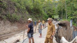 Wakil Walikota Sungai Penuh, Azhar Hamzah, meninjau lokasi perbaikan jalan pasca longsor di KM 4 Puncak, Selasa (10/3)