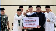 Wali Kota Sungai Penuh Alfin menyerahkan bantuan CSR Rp10 juta kepada pengurus Masjid Nurul Falah saat Safari Ramadan di Kumun Mudik.