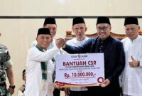 Wali Kota Sungai Penuh, Alfin, menyerahkan bantuan CSR Rp10 juta kepada pengurus Masjid Nurul Falah saat Safari Ramadan di Kumun Mudik.