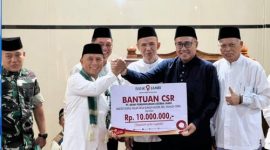 Wali Kota Sungai Penuh, Alfin, menyerahkan bantuan CSR Rp10 juta kepada pengurus Masjid Nurul Falah saat Safari Ramadan di Kumun Mudik.