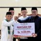 Wali Kota Sungai Penuh, Alfin, menyerahkan bantuan CSR Rp10 juta kepada pengurus Masjid Nurul Falah saat Safari Ramadan di Kumun Mudik.