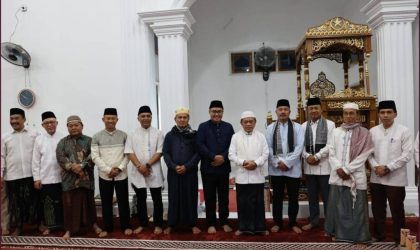 Wako Sungai Penuh Alfin dampingi Gubernur Jambi Al Haris Safari Ramadhan di Masjid Al Falah Kerinci.