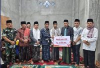 Wakil Walikota Azhar Hamzah menyerahkan CSR Rp10 juta untuk Masjid Jami’atul Ikhlas saat Safari Ramadhan di Koto Limau Manis.