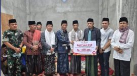 Wakil Walikota Azhar Hamzah menyerahkan CSR Rp10 juta untuk Masjid Jami’atul Ikhlas saat Safari Ramadhan di Koto Limau Manis.