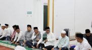 Wali Kota Sungai Penuh Alfin mendampingi Gubernur Jambi Al Haris dalam kegiatan Safari Ramadhan di Masjid Nurul Iman Sungai Bungkal.