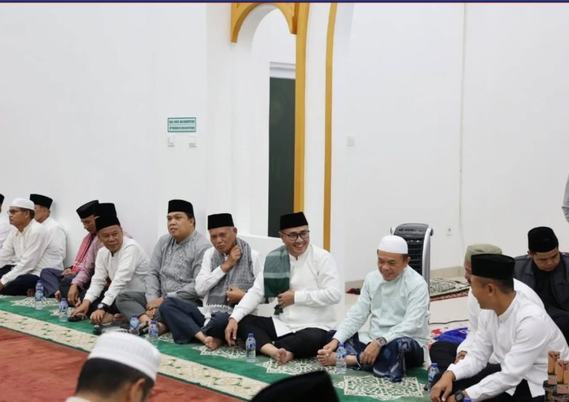 Wali Kota Sungai Penuh Alfin mendampingi Gubernur Jambi Al Haris saat Safari Ramadhan di Masjid Nurul Iman, Sungai Bungkal, Kota Sungai Penuh, Jumat (7/3).