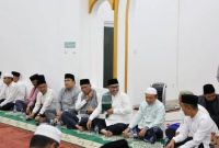 Wali Kota Sungai Penuh Alfin mendampingi Gubernur Jambi Al Haris saat Safari Ramadhan di Masjid Nurul Iman, Sungai Bungkal, Kota Sungai Penuh, Jumat (7/3).