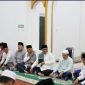 Wali Kota Sungai Penuh Alfin mendampingi Gubernur Jambi Al Haris saat Safari Ramadhan di Masjid Nurul Iman, Sungai Bungkal, Kota Sungai Penuh, Jumat (7/3).