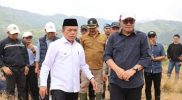 Gubernur Al Haris dan Walikota Alfin menebar benih ikan di Sungai Batang Merao, Sungai Penuh.