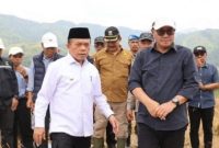 Al Haris bersama Walikota Alfin melakukan restocking ikan untuk kelestarian perairan Sungai Penuh.