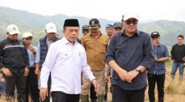 Al Haris bersama Walikota Alfin melakukan restocking ikan untuk kelestarian perairan Sungai Penuh.