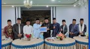 Wali Kota dan Wakil Wali Kota Sungai atas nama pemerintah Penuh menyerahkan bantuan kepada panitia Sholat Idul Fitri di Rumah Dinas.