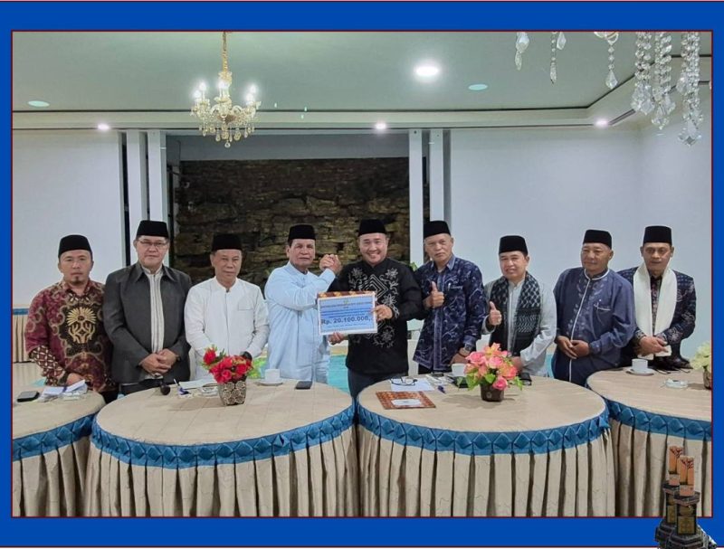 Pemerintah Kota Sungai Penuh menyerahkan bantuan untuk panitia Sholat Idul Fitri, Rabu (18/03).