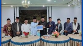 Pemerintah Kota Sungai Penuh menyerahkan bantuan untuk panitia Sholat Idul Fitri, Rabu (18/03).