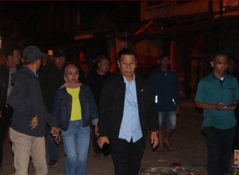 Sekda Alpian meninjau penataan Pasar Tanjung Bajure.