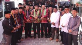 Wali Kota Sungai Penuh, Alfin, S.H., bersama Wakil Wali Kota Azhar Hamzah disambut hangat warga saat menghadiri Halal Bihalal di Luhah Rio Singaro, Pondok Tinggi, Kamis (26/3).