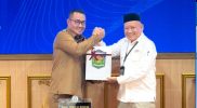 Wali Kota Sungai Penuh, Alfin, menyerahkan LKPD 2025 kepada Ketua BPK Jambi, Muhamad Toha Arafat, di Auditorium Sultan Thaha.