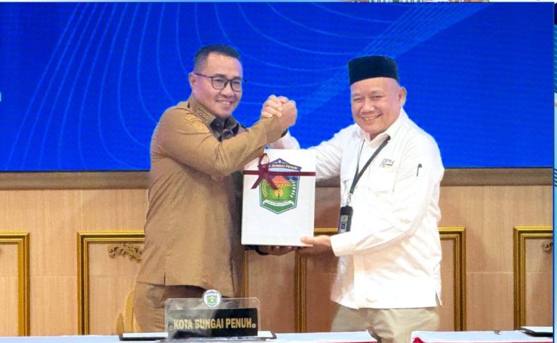 Wali Kota Alfin menyerahkan LKPD 2025 kepada BPK Jambi ( foto humas)