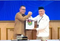 Wali Kota Alfin menyerahkan LKPD 2025 kepada BPK Jambi ( foto humas)