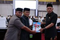 Wakil Wali Kota Azhar Hamzah bersama pimpinan dan anggota DPRD Kota Sungai Penuh saat Rapat Paripurna penyampaian LKPj 2025, Selasa (31/3/2026).