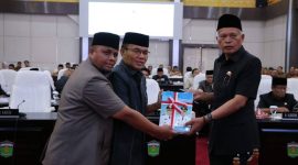 Wakil Wali Kota Azhar Hamzah bersama pimpinan dan anggota DPRD Kota Sungai Penuh saat Rapat Paripurna penyampaian LKPj 2025, Selasa (31/3/2026).