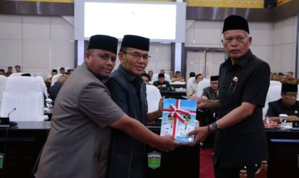 Wakil Wali Kota Azhar Hamzah bersama DPRD Kota Sungai Penuh saat Rapat Paripurna LKPj 2025