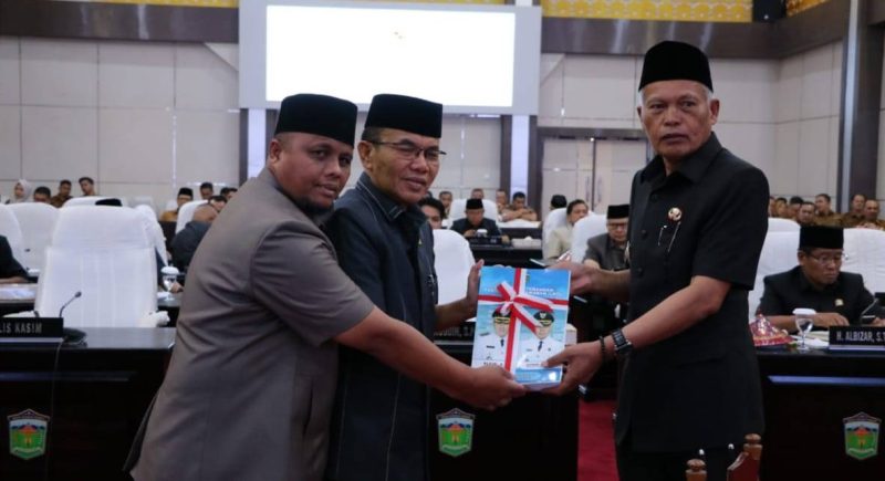 Wakil Wali Kota Azhar Hamzah bersama pimpinan dan anggota DPRD Kota Sungai Penuh saat Rapat Paripurna penyampaian LKPj 2025, Selasa (31/3/2026).