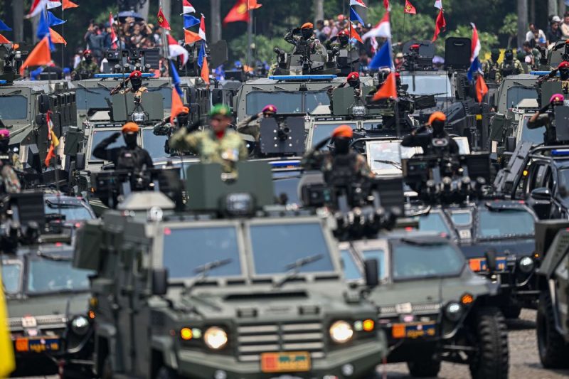 Prajurit TNI menaiki alutsista saat mengikuti defile peringatan HUT ke-80 TNI di Monas, Jakarta, Minggu (5/10/2025). (ANTARA FOTO/FAUZAN)