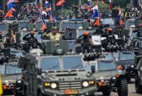 Prajurit TNI menaiki alutsista saat mengikuti defile peringatan HUT ke-80 TNI di Monas, Jakarta, Minggu (5/10/2025). (ANTARA FOTO/FAUZAN)