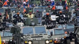 Prajurit TNI menaiki alutsista saat mengikuti defile peringatan HUT ke-80 TNI di Monas, Jakarta, Minggu (5/10/2025). (ANTARA FOTO/FAUZAN)