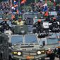 Prajurit TNI menaiki alutsista saat mengikuti defile peringatan HUT ke-80 TNI di Monas, Jakarta, Minggu (5/10/2025). (ANTARA FOTO/FAUZAN)