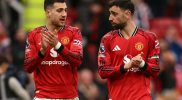 Diogo Dalot dan Bruno Fernandes bertepuk tangan kepada suporter setelah pertandingan Manchester United MU vs Aston Villa di Old Trafford.