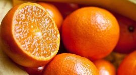 Berbagai buah kaya serat dan antioksidan yang membantu menjaga kadar kolesterol tetap sehat.