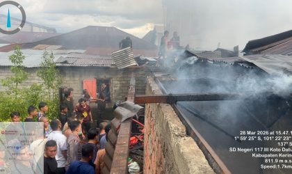 Kebakaran tiga rumah di Desa Koto Datuk, Kerinci, petugas dan warga memadamkan api