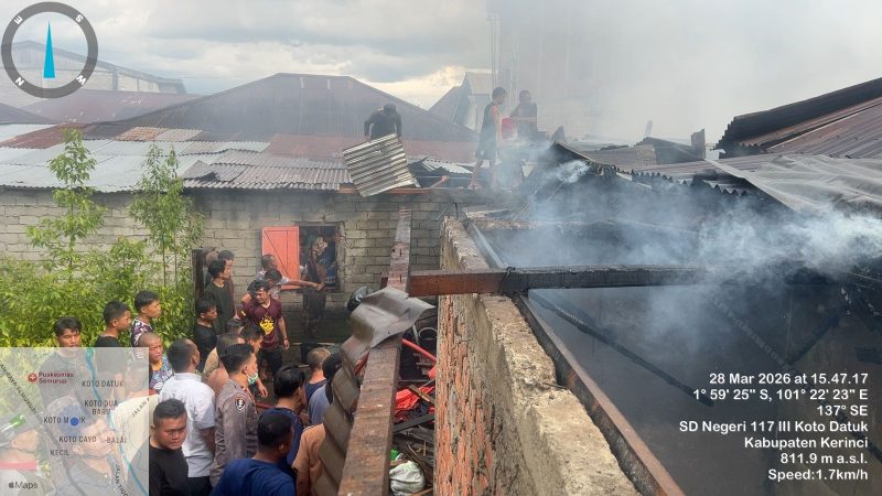 Petugas pemadam kebakaran bersama warga berupaya memadamkan api yang menghanguskan tiga rumah di Desa Koto Datuk, Kerinci, Sabtu (28/3/2026).