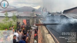 Petugas pemadam kebakaran bersama warga berupaya memadamkan api yang menghanguskan tiga rumah di Desa Koto Datuk, Kerinci, Sabtu (28/3/2026).