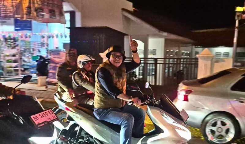 Wali Kota Sungai Penuh, Alfin, bersama Forkopimda saat melakukan patroli pengamanan malam takbiran dan peninjauan kebersihan kota, Jumat (20/03).