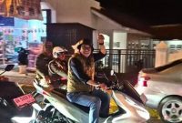 Wali Kota Sungai Penuh, Alfin, bersama Forkopimda saat melakukan patroli pengamanan malam takbiran dan peninjauan kebersihan kota, Jumat (20/03).