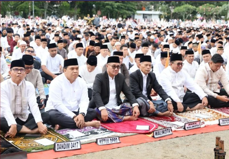 Wali Kota Sungai Penuh Alfin bersama Wakil Wali Kota Azhar Hamzah melaksanakan Salat Idul Fitri 1447 H bersama ribuan masyarakat di Lapangan Merdeka, Sabtu (21/3).