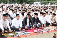 Wali Kota Sungai Penuh Alfin bersama Wakil Wali Kota Azhar Hamzah melaksanakan Salat Idul Fitri 1447 H bersama ribuan masyarakat di Lapangan Merdeka, Sabtu (21/3).