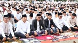 Wali Kota Sungai Penuh Alfin bersama Wakil Wali Kota Azhar Hamzah melaksanakan Salat Idul Fitri 1447 H bersama ribuan masyarakat di Lapangan Merdeka, Sabtu (21/3).