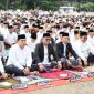 Wali Kota Sungai Penuh Alfin bersama Wakil Wali Kota Azhar Hamzah melaksanakan Salat Idul Fitri 1447 H bersama ribuan masyarakat di Lapangan Merdeka, Sabtu (21/3).