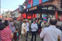 Sekda Sungai Penuh bersama tim saat meninjau dan menertibkan aktivitas pedagang di Pasar Tanjung Bajure pasca Idul Fitri