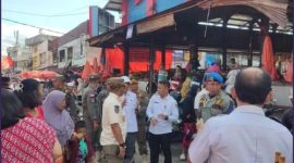 Sekda Sungai Penuh bersama tim saat meninjau dan menertibkan aktivitas pedagang di Pasar Tanjung Bajure pasca Idul Fitri